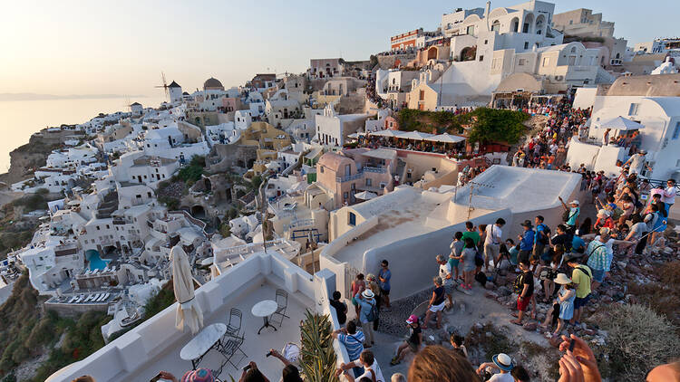 Massive crowds when 3-4 large cruise ships are moored at the same time in Mykonos.