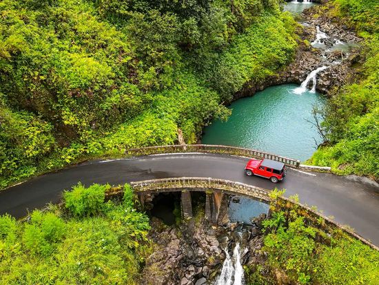 Jeep driving the Road to Hana on Maui, a highlight excursion during the CGA Hawaiian Weekend Getaway