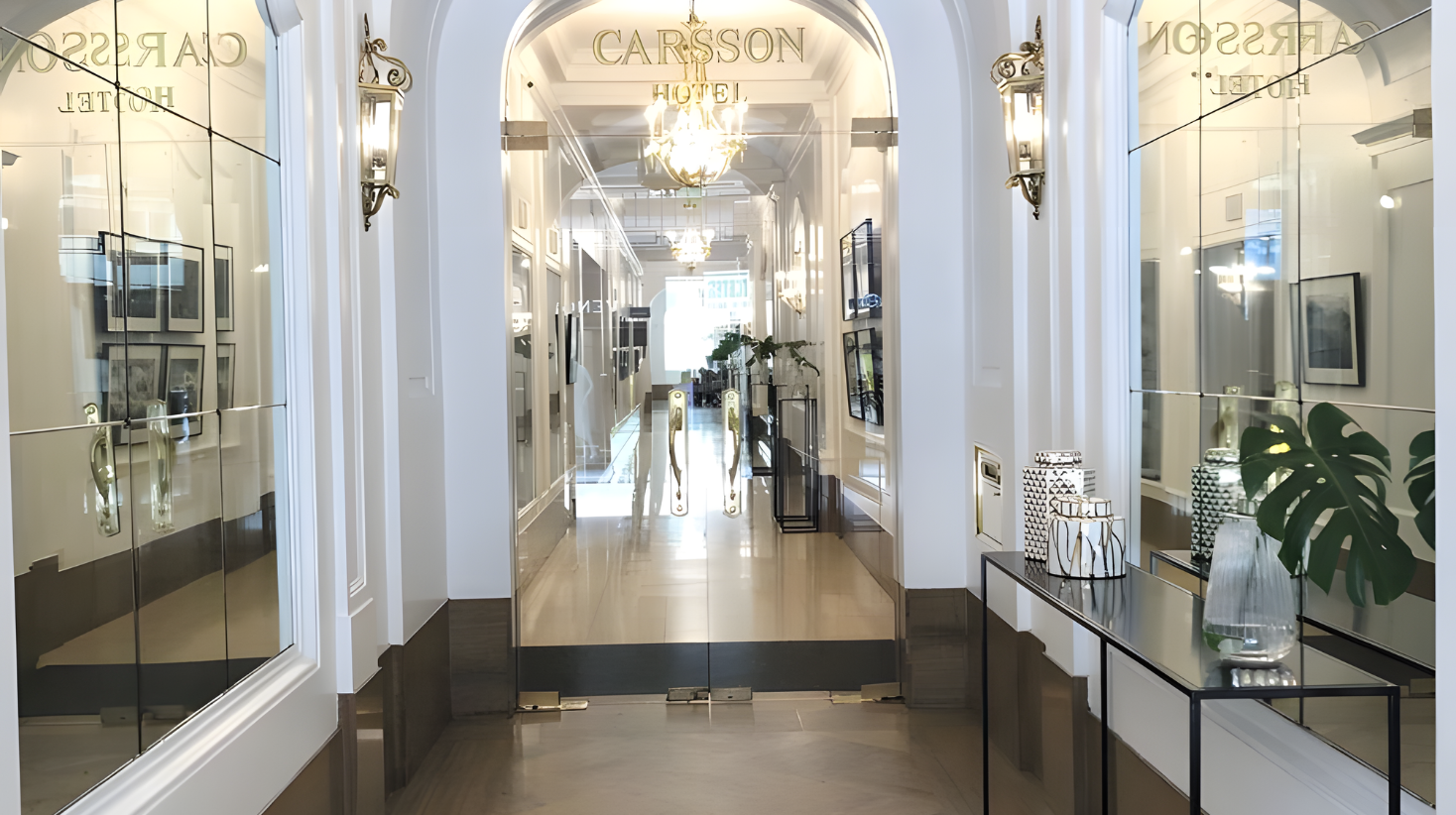 Entrance and lobby view of Hotel Carsson in Buenos Aires with elegant interior design